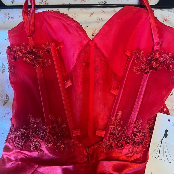 Homecoming- Elegant Red Lace Dress - Picture 4 of 7